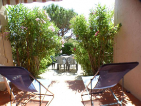 Grande terrasse, piscines, tennis, crique, plage...